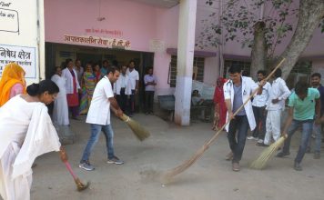 गांधी जयन्ति पर सेटेलाईट हॉस्पिटल में डॉक्टर्स ने लगाई झाडू