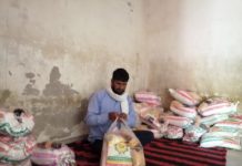 वैश्विक आपदा में निजि स्कूल संचालक जरूरतमंदों को वितरित कर रहे खाद्य सामग्री