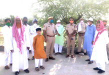 सोशल डिस्टेंसिंग की पालना करते हुए सादगी से मनाई ईद, गले मिलकर नही दिल से दी एक दूसरे को मुबारकबाद