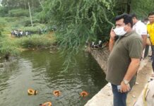 शीतला पुलिया से वाहन गिरने की आशंका के चलते प्रशासन को करनी पडी चार घंटे मशक्कत