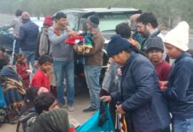 हाड कपाती सर्दी से बचाव हेतु शेखावाटी परिवार समिति बाँट रही जरुरतमंदो को गर्म कपडे, बनाया वस्त्र बैंक